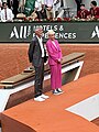 Gilles Moretton und Chris Evert vor der Überreichung der Pokale an die French-Open-Siegerin 2023 im Damen-Einzel, Iga Świątek und die Finalistin Karolína Muchová.