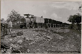 k.u.k. Land­wehr­zug mit All­achs­an­trieb durch Rad­na­ben­mo­to­ren auf den Feld­bah­nen bei Ko­men im Ers­ten Welt­krieg