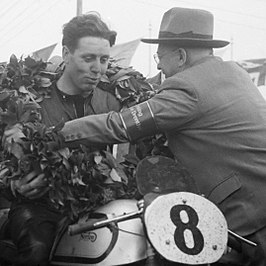 Geoff Duke, hier tijdens de huldiging in Assen, werd wereldkampioen in twee klassen.