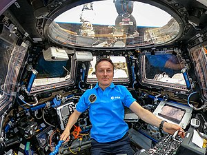 Matthias Maurer in der Cupola, das Missionslogo ist links auf seiner Brust zu sehen.