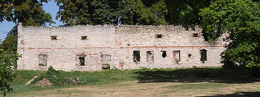 Ruiny stajni i wozowni.