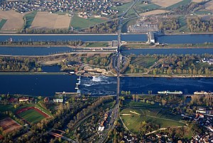 Im Vordergrund der Rhein, im Hintergrund der Rheinseitenkanal mit der Schleuse und dem Kraftwerk Vogelgrun.
