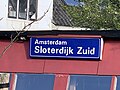 Het stationsbord op een tuinschuurtje op de plaats waar voorheen zich het perron bevond. April 2021