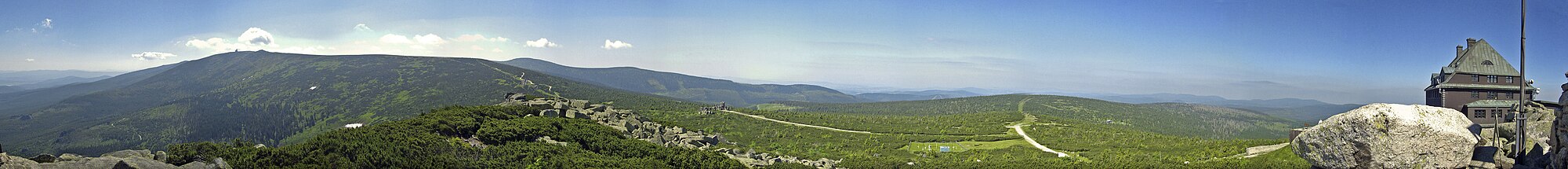 Panorama ze szczytu Szrenicy. Kolejno od lewej widać: Borówcze Skały, Kukułcze Skały, dach schroniska Pod Łabskim Szczytem, charakterystyczną sylwetkę telewizyjnej stacji przekaźnikowej nad Śnieżnymi Kotłami, Łabski Szczyt, skałki Twarożnika, Trzy Świnki, szczyt Čertovej hory (z kompleksem skoczni narciarskich Čerťák – wycinka lasu w kształcie litery V), budynki gospodarcze na Hali Szrenickiej i w końcu Schronisko na Szrenicy