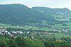 Blick nach Norden über Empfertshausen und Brunnhartshausen hinweg zum Waltersberg (links) und Gläserberg (rechts) mit Föhlritz am Berghang