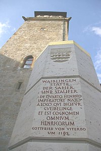 Stauferstele vor dem Hochwachtturm