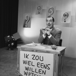 Adrie van Oorschot als presentator van Ik zou wel eens willen weten in 1959