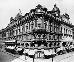 Links: Hauptfassade mit Bavaria-Figur. Das Café befand sich in den unteren beiden Geschossen.