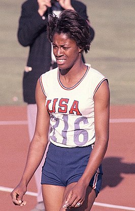 Edith McGuire bij de finale van de 200 m op de Spelen in 1964.