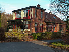 Voormalig stationskoffiehuis van Engelbert (1927, architect P. Bruiniers), nabootsing van de vorm van een locomotief