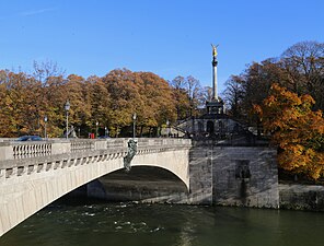 Widok na most oraz na kolumnę Anioł Pokoju