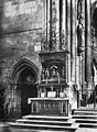 Der Altar am nordöstlichen Vierungspfeiler des Freiburger Münsters 1907 mit dem heute verlorenen Gesprenge