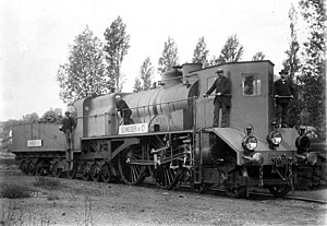 Thuile-Lokomotive mit dem Erbauer rechts auf dem Umlauf