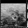 Von Mariner 4 im Jahr 1965 aufgenommenes Bild. Ejriksson ist unterhalb des mittleren Teils