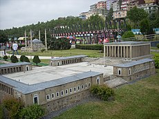 Anıtkabir'in günümüzdeki görünümünü gösteren Miniatürk'teki maketi (üstte) ile anıt mezar binasının ön cephesinin görünümü