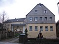 Wohnhaus und Torbogen eines Bauernhofes