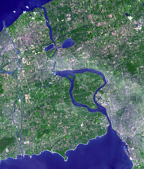 Eylül 2001, Niagara Nehri'nin uydu görüntüsü. Kuzeydeki Erie Gölü'nün güneyindeki (görüntünün dibinde) akan nehir, Niagara Şelalesi'nden geçmeden önce Grand Adası'nın çevresinden geçmekte ve Niagara Gorge'da daralmaktadır. İki hidroelektrik rezervuarı, nehrin geçitten çıktıktan hemen sonra görülür. Welland Kanalı, bu resmin en sol tarafında görülebilir. (Kaynak: NASA Visible Earth)