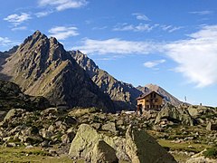 Rifugio Genova-Figari (2015 m). Sullo sfondo la Cima Chiapous