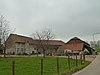 Munnikenhof, voormalige zetel van de heerlijkheid. Bakstenen gebouw met verdieping en zadeldak en in het midden van de achtergevel een uitbouw. Vensters vernieuwd. In de muur van de grotendeels moderne schuur is een steen ingemetseld met wapens van de ouders van abdis Henrica Raitz von Frentz