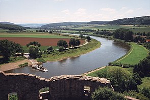 Das obere Wesertal bei Polle, gesehen von der Burgruine Polle