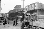 Kreuzung Eichhornstraße Ecke Schellingstraße mit dem noch existenten Schleifengleis. Die Häuser müssen bereits für den Bau des Runden Platzes weichen, 1939.