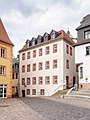 Ehemaliges Gasthaus „Zum weißen Haus“, heute Wohnhaus, in geschlossener Bebauung, in Ecklage zum Baderberg