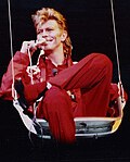 Bowie vert senka ned frå edderkoppen i taket under opningssongen «Glass Spider»