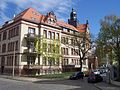 Ehemalige Schule (mit Wandmalereien im Innern), heute Wohnhaus, mit Vorgarten und Einfriedung