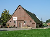 Hof Hellgrund - Koelbel - Fachhallenhaus mit Anbau - Dorfstraße 6753.700729.64861         Foto: 2007