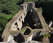 Palas in der Oberburg, vorne Treppenturm