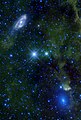 Maffei 2 ist die Spiralgalaxie oben links, Maffei 1 die blaue elliptische Galaxie im unteren rechten Eck.