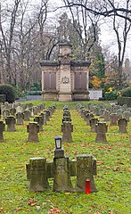 Kriegerdenkmal zum Deutsch-Französischen Krieg 1870/71 (Hintergrund) und Gräberfeld Zweiter Weltkrieg, 1942