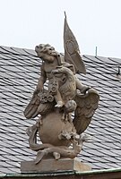 15. Trophäe: Pax (Friede) – Putto, Adler, Rosengirlande, Kugel, Fahne mit Initiale CC, Eichenzweige.