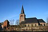 De gevels en daken en de omliggende muur van de boerderij en het ensemble van de boerderij en de nabijgelegen kerk (Saint-Martin)