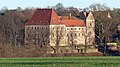 Schloss (Nr. 9), Torhaus und Türmchen (bei Schulstraße 8), Schlosspark mit Gartenhaus, Einfriedungsmauern, Aussichtsbauwerk, Stützmauern und Wasserbecken (Einzeldenkmale der Sachgesamtheit 09302607)