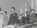 Kuzey Kore'de bir kitle etkinliğine katılan Kim İl-sung ve Sovyet askeri danışmanları