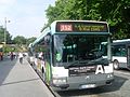 Ein „gestrichener“ Kurs auf der Pariser Buslinie 152. Um die Lesbarkeit der Liniennummer nicht zu beeinträchtigen, deutet die RATP den Diagonalstrich nur links unten und rechts oben an