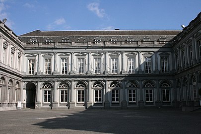 [en→vi]Egmont Palace