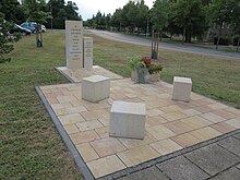 Das Denkmal auf dem Vorplatz des Bahnhofs, der ein wichtiger Umsteigebahnhof und Verkehrsknotenpunkt war, erinnert an die Opfer von Krieg, Flucht, Vertreibung und Gewalt.