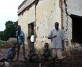 Juni Menschen vor einem durch den Sezessionskrieg im Südsudan zerstörten Gebäude in Nasir im Bundesstaat A'ali an-Nil in der heute autonomen Region Südsudan. (Foto von 2005)