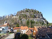 Umgebindehäuser in Oybin mit dem gleichnamigen Berg und einem Teil der Klosterruine