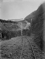 Nach dem Durchschlag fuhr ein Festzug durch den Tunnel nach Brunnadern, wo er von vielen Leuten erwartet wurde.