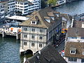 Ansicht vom Karlsturm des Grossmünsters, links die Rathausbrücke, im Hintergrund links die Schipfe und rechts das Limmatquai