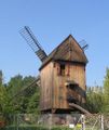 Die Bohnsdorfer Bockwindmühle mit ihrem langen Steert (vorn rechts) im Deutschen Technikmuseum in Berlin-Kreuzberg