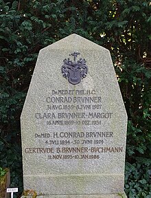 Conrad Brunner-Margot (1859–1927), Chirurg Medizinhistoriker. H. Conrad Brunner-Buchmann (1894–1974), Chefarzt der Frauenklinik im Kantonsspital Winterthur und KSW Direktor, Grab, Friedhof Enzenbühl, Zürich