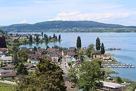 Mannenbach-Salenstein vom Schloss Arenenberg aus fotografiert – in Bildmitte der Schiffsteg (2024)