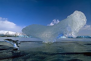 Jökulsárlón buzul gölünde bir buz bloğu