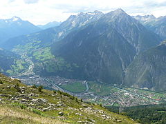 Blickrichtung Nordwesten auf Landeck von Krahberg aus; rechts unten im Tal Zams; halbrechts im Mittelgrund Rauer Kopf, links dahinter schneebedeckt die Parseierspitze; links hinten der Hohe Riffler mit dem Flirscher Ferner