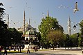 Alman Çeşmesi ve arka planda Sultanahmet Camii