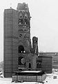 Alte Kirche/Turmruine mit: Gemeindekapelle (vorn), neuer Turm (links), neue Kirche (hinten), 1964